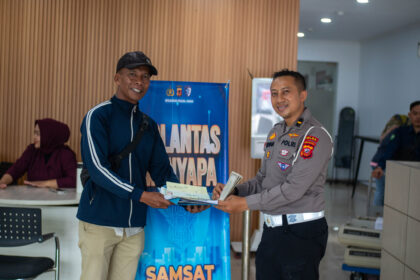 Polri Hadir Dekat dengan Masyarakat: IPDA Irvan Ramdhani, S.H. Wujudkan Pelayanan Humanis di Samsat Polda Jabar