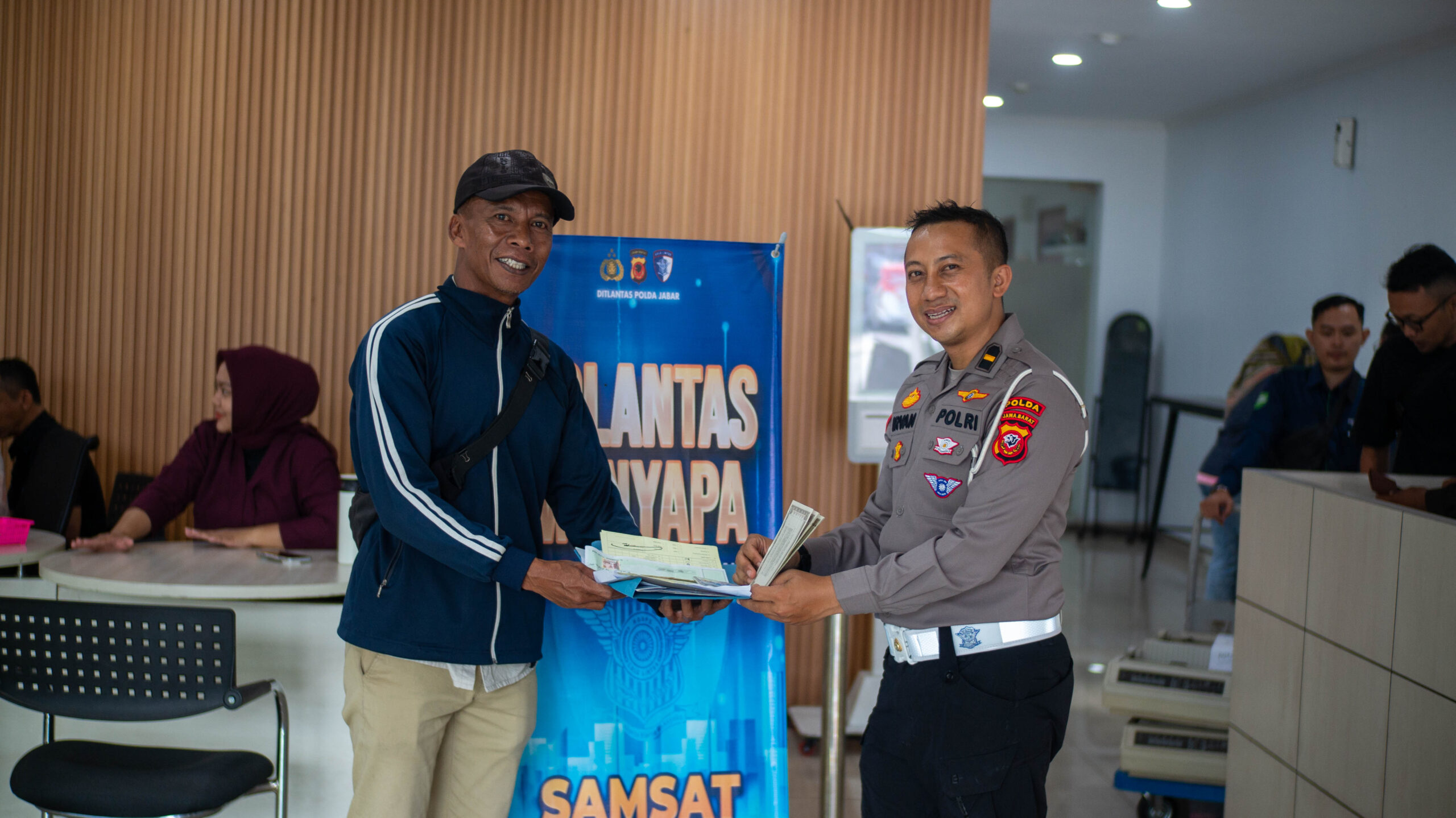 Polri Hadir Dekat dengan Masyarakat: IPDA Irvan Ramdhani, S.H. Wujudkan Pelayanan Humanis di Samsat Polda Jabar