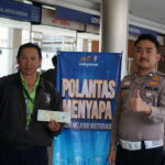 Polantas Menyapa: Briptu Rama Hadir dengan Senyum dan Kepedulian di Samsat Kota Bandung Barat dsc08072