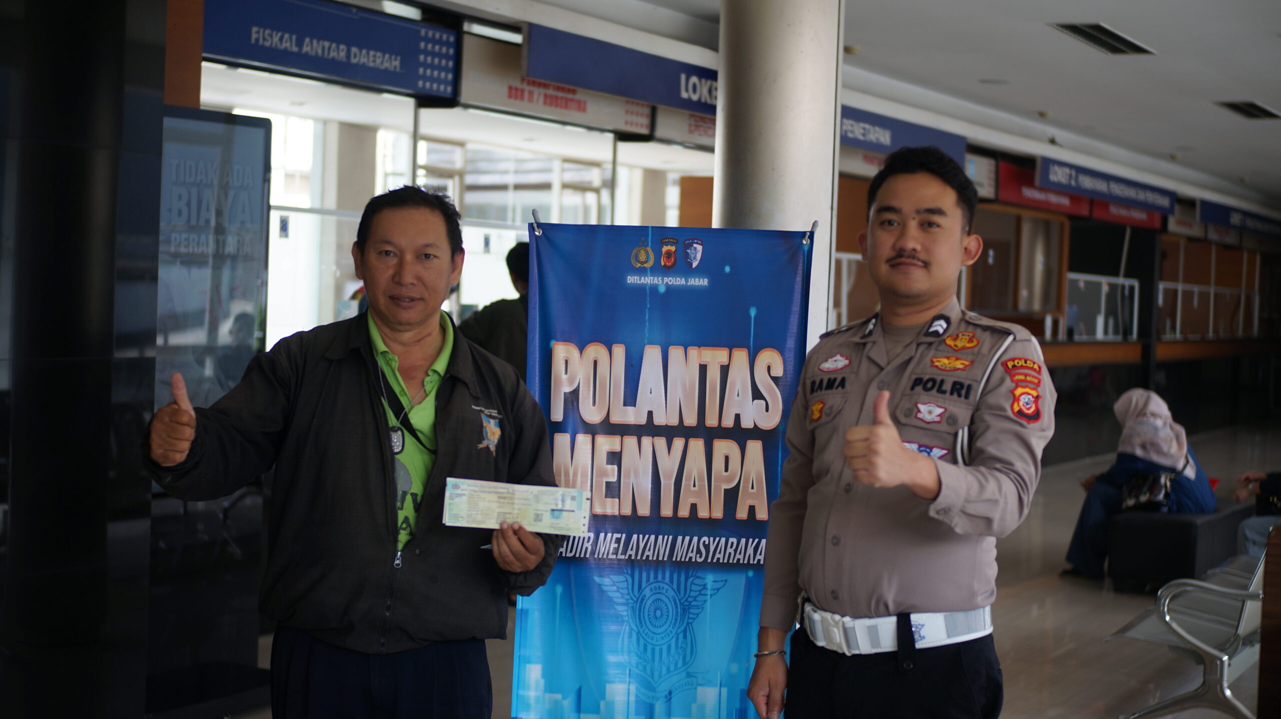 Polantas Menyapa: Briptu Rama Hadir dengan Senyum dan Kepedulian di Samsat Kota Bandung Barat dsc08072