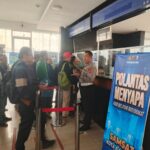 Di Antara Antrean Samsat, Ada Senyum Polantas Menyapa Masyarakat