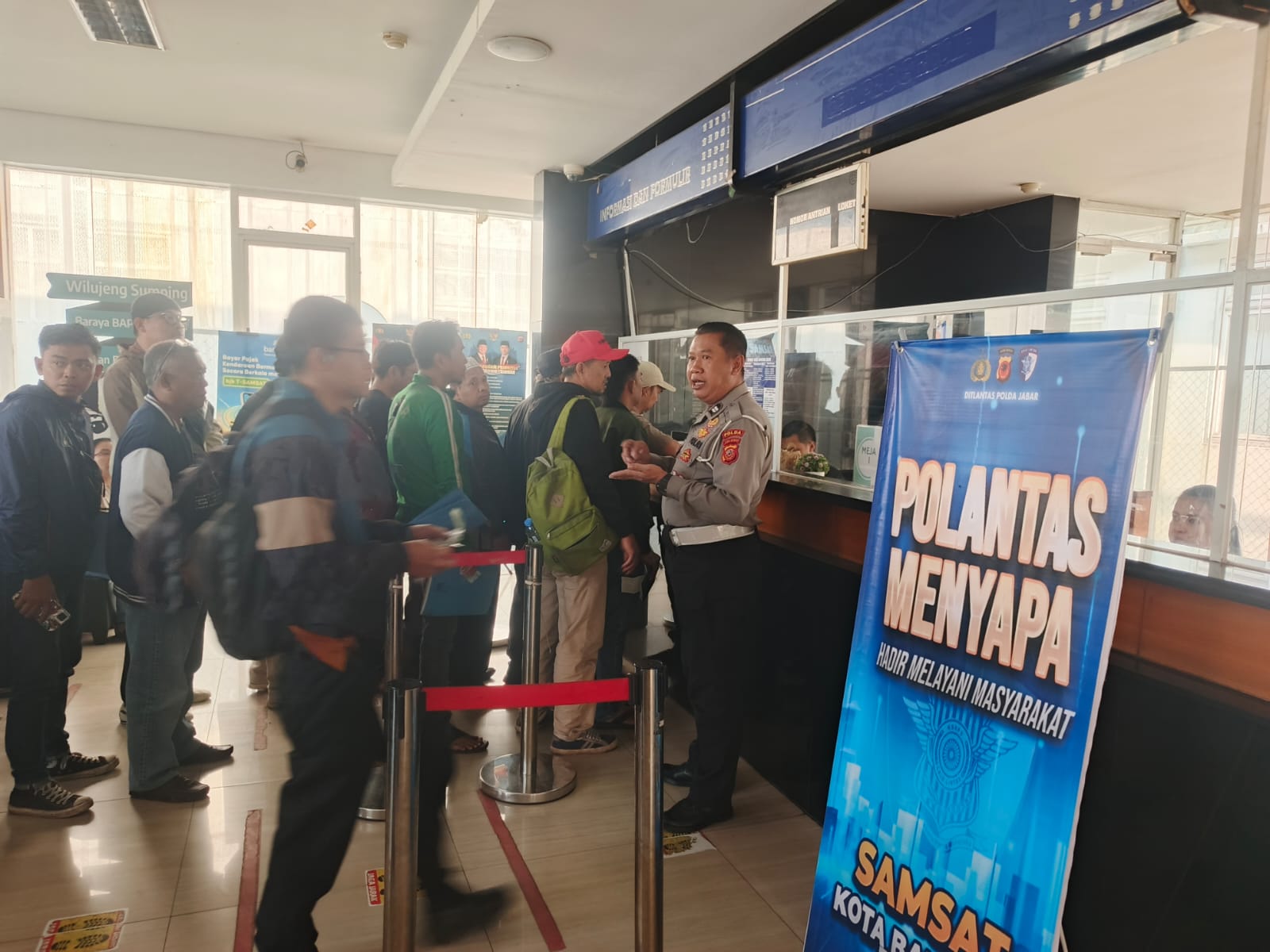 Di Antara Antrean Samsat, Ada Senyum Polantas Menyapa Masyarakat