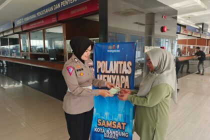 POLANTAS MENYAPA DI SAMSAT KOTA BANDUNG BARAT, TINGKATKAN PELAYANAN PERPANJANGAN LIMA TAHUN KENDARAAN BERMOTOR
