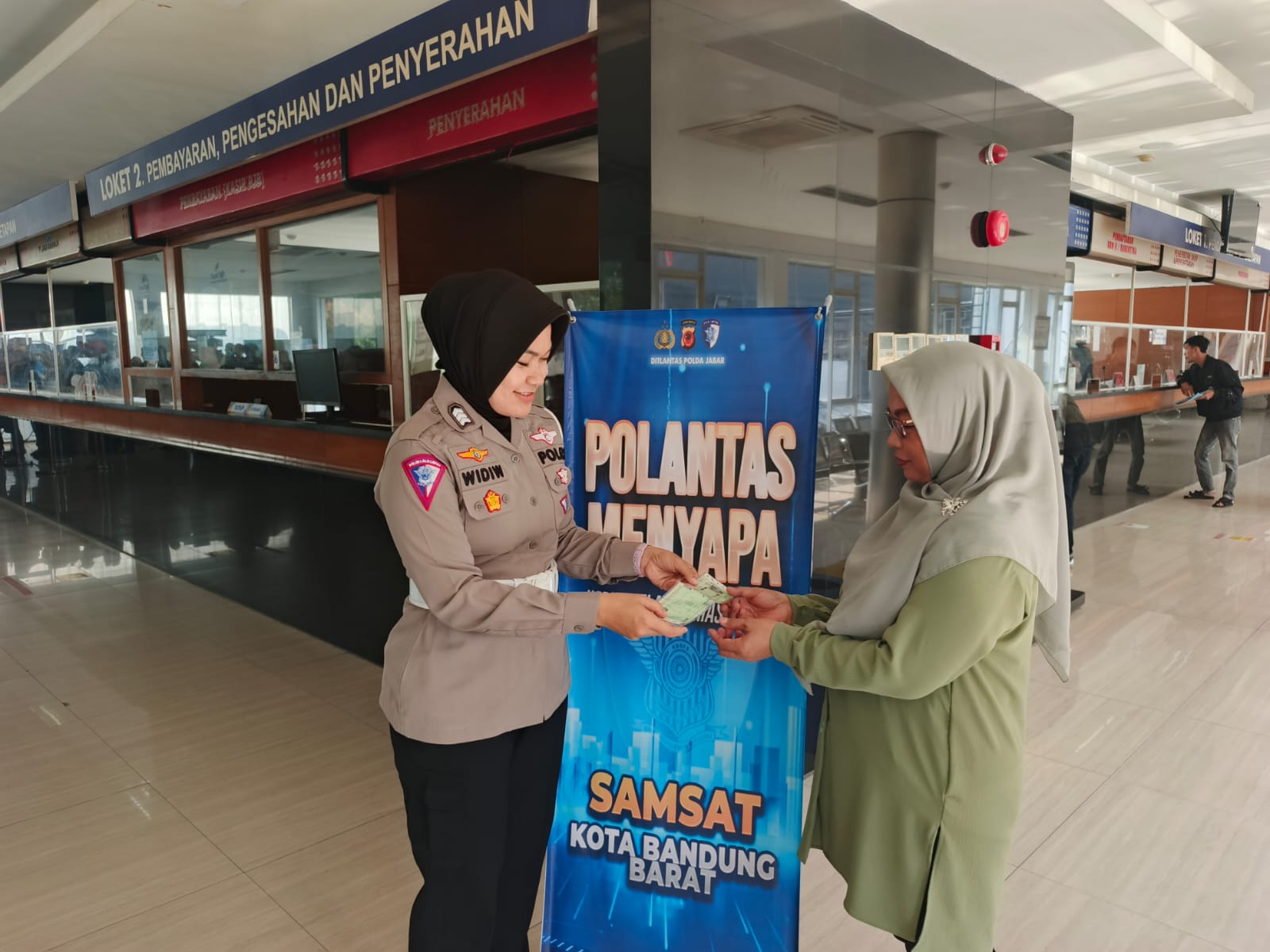 POLANTAS MENYAPA DI SAMSAT KOTA BANDUNG BARAT, TINGKATKAN PELAYANAN PERPANJANGAN LIMA TAHUN KENDARAAN BERMOTOR