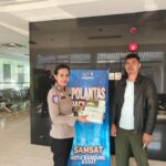 Bripka Marlita Layani Warga Tanyakan Persyaratan Kehilangan STNK di Samsat Kota Bandung Barat