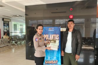 Bripka Marlita Layani Warga Tanyakan Persyaratan Kehilangan STNK di Samsat Kota Bandung Barat