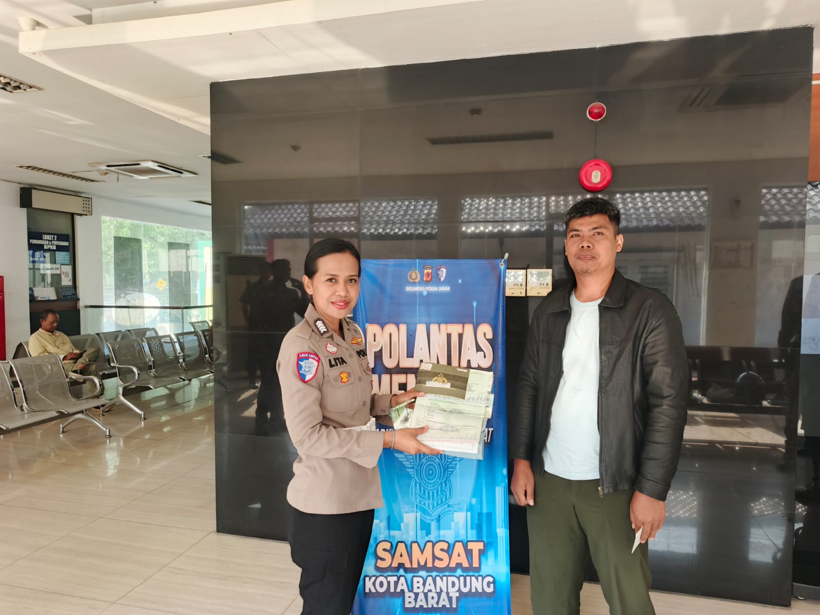 Bripka Marlita Layani Warga Tanyakan Persyaratan Kehilangan STNK di Samsat Kota Bandung Barat