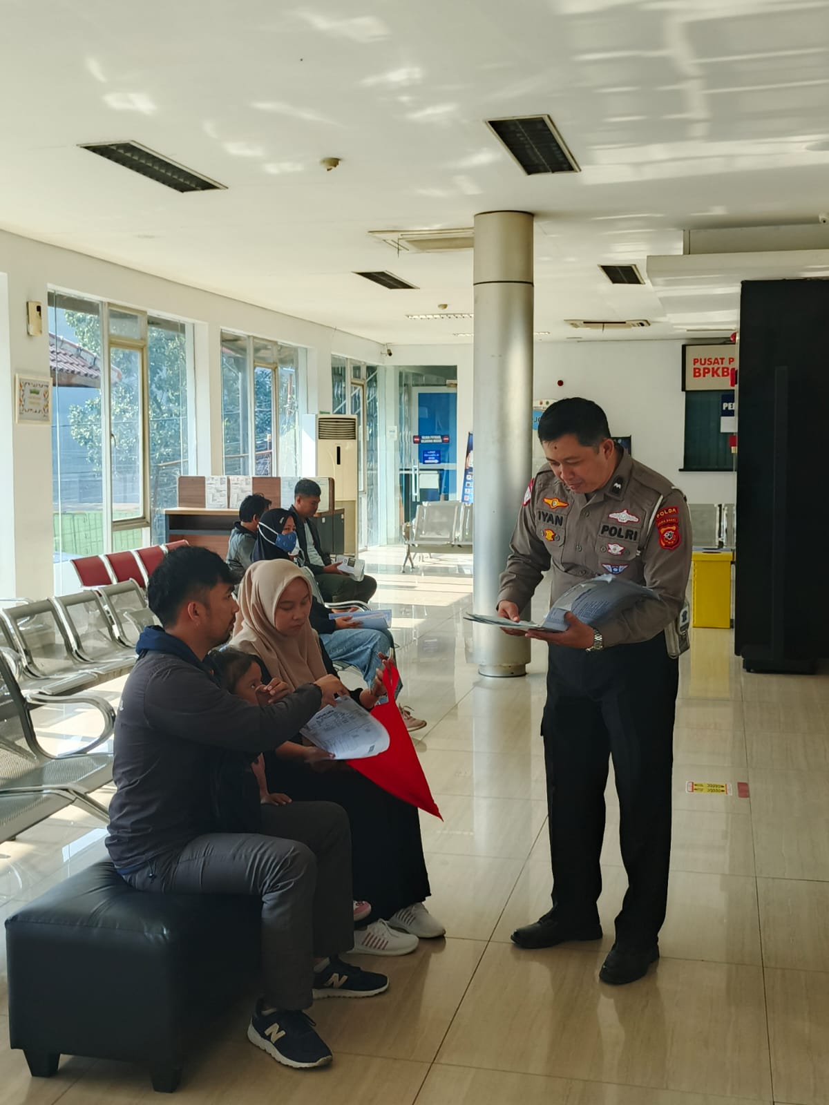 Polantas Menyapa di Samsat Kota Bandung Barat, Tingkatkan Pelayanan dan Edukasi Masyarakatv Polantas Menyapa di Samsat Kota Bandung Barat, Tingkatkan Pelayanan dan Edukasi Masyarakat