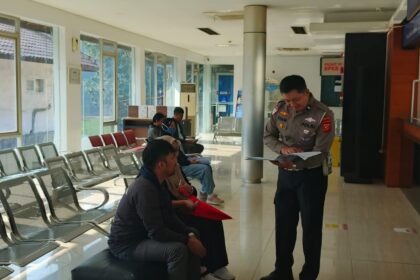 POLANTAS MENYAPA MASYARAKAT DI SAMSAT UNTUK TINGKATKAN PELAYANAN HUMANIS POLANTAS MENYAPA MASYARAKAT DI SAMSAT UNTUK TINGKATKAN PELAYANAN HUMANIS