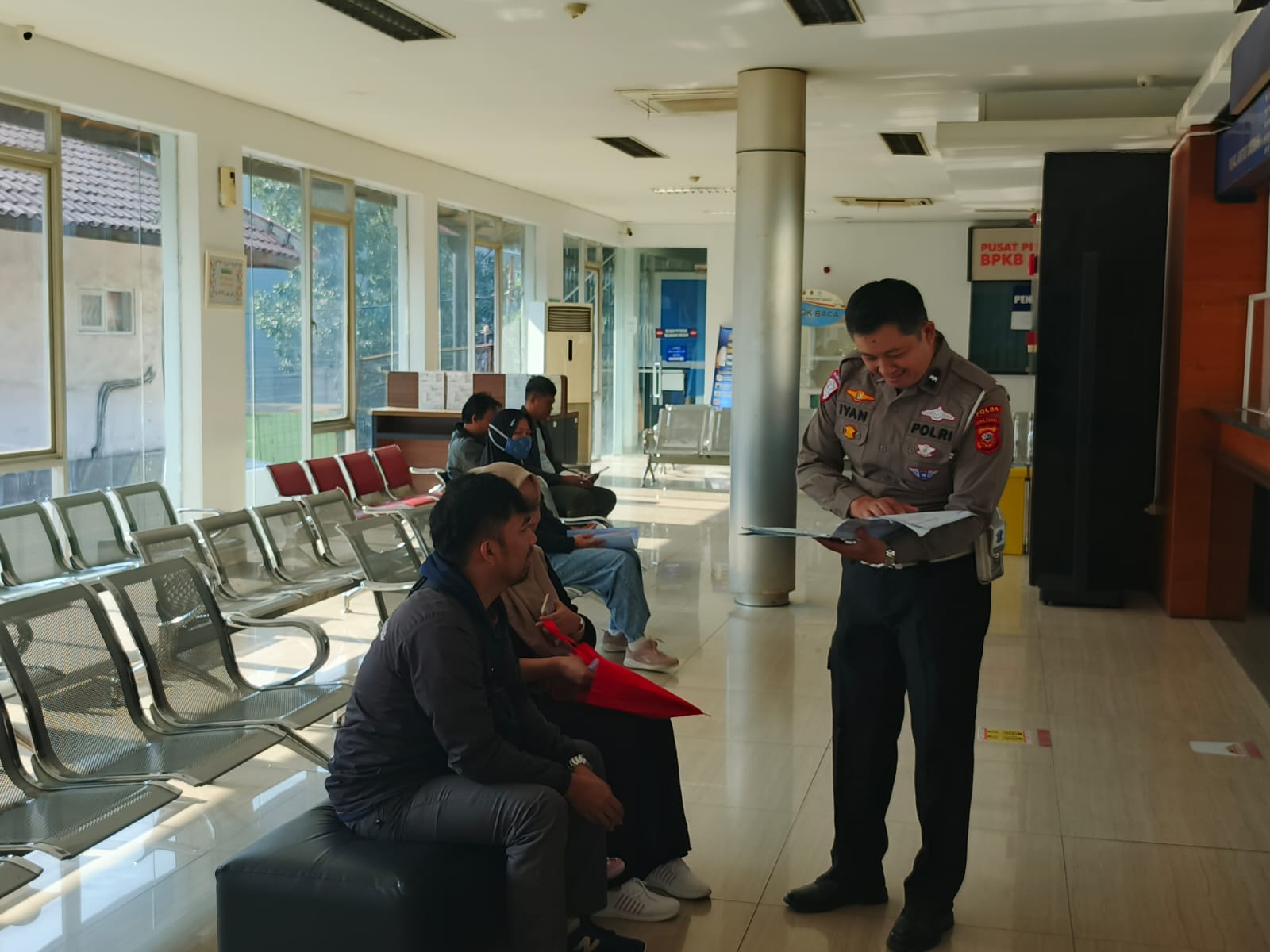 POLANTAS MENYAPA MASYARAKAT DI SAMSAT UNTUK TINGKATKAN PELAYANAN HUMANIS