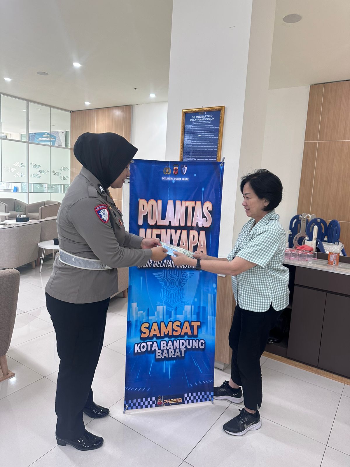 Polantas Menyapa di Samsat Digital Leuwi Panjang, Wujudkan Pelayanan Cepat dan Humanis