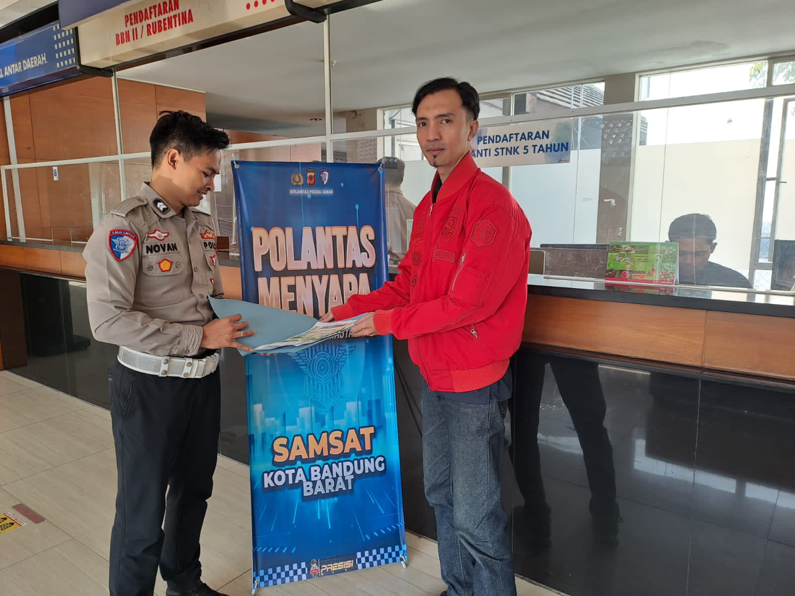 POLANTAS MENYAPA, BRIPTU NOVAN WUJUD PELAYANAN HUMANIS POLRI KEPADA MASYARAKAT