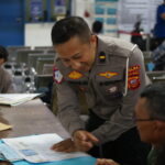 Melayani dengan Hati: Pak Irvan Bantu Warga Mengisi Formulir Pembayaran Pajak Kendaraan dengan Ramah dan Tulus dsc08048