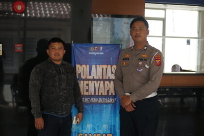 Briptu Reza Hadirkan Pelayanan Humanis dalam Program Polantas Menyapa di Samsat Pajajaran polantas menyapa pajajaran (11)