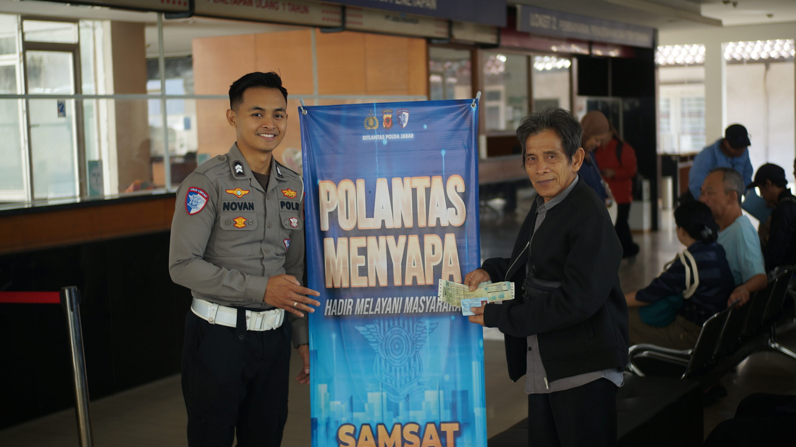 Gesit dan Ramah, Briptu Novan Hadirkan Pelayanan Optimal di Samsat Pajajaran polantas menyapa pajajaran (31)