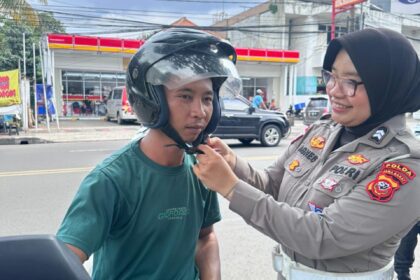 Briptu Agnes Sosialisasikan Pentingnya Penggunaan Helm dalam Operasi Lilin Lodaya 2025 whatsapp image 2025 11 24 at 07.45.39