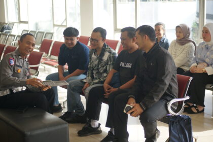 Pelayanan Humanis Aiptu Santoso Permudah Masyarakat Mengurus Administrasi di Samsat Pajajaran Bandung dsc09168