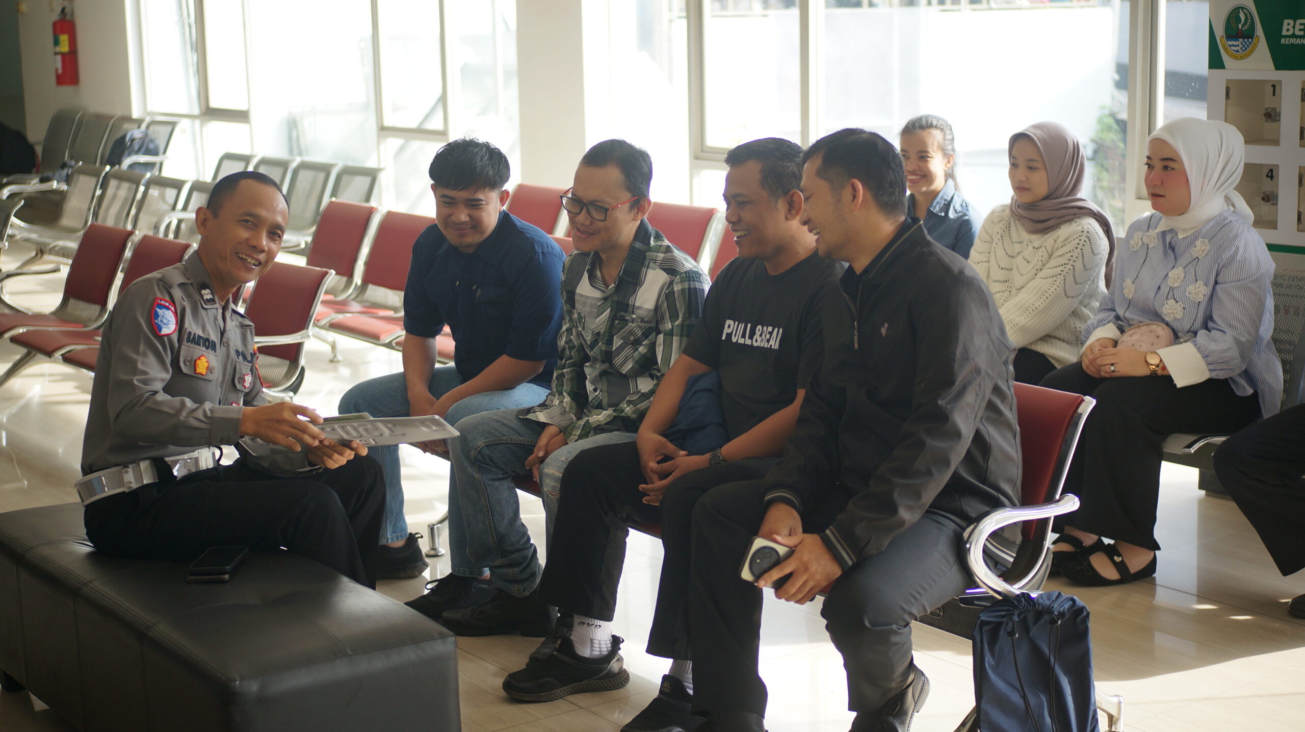 Pelayanan Humanis Aiptu Santoso Permudah Masyarakat Mengurus Administrasi di Samsat Pajajaran Bandung dsc09168