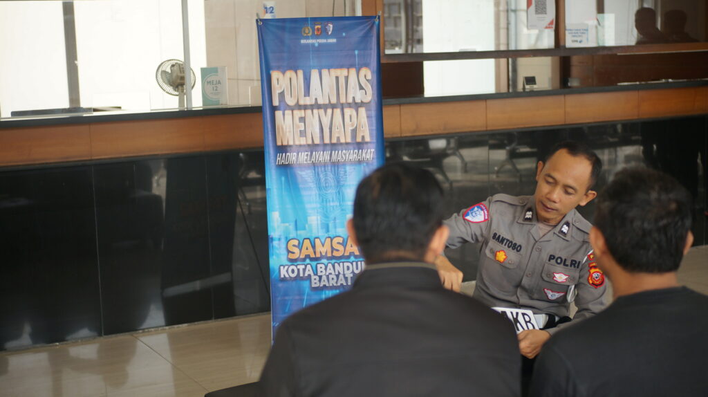 Pelayanan Humanis Aiptu Santoso Permudah Masyarakat Mengurus Administrasi di Samsat Pajajaran Bandung dsc09169