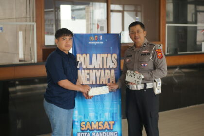 Aipda Iyan Beri Penyuluhan Pentingnya Pajak Kendaraan di Samsat Pajajaran Bandung dsc09177