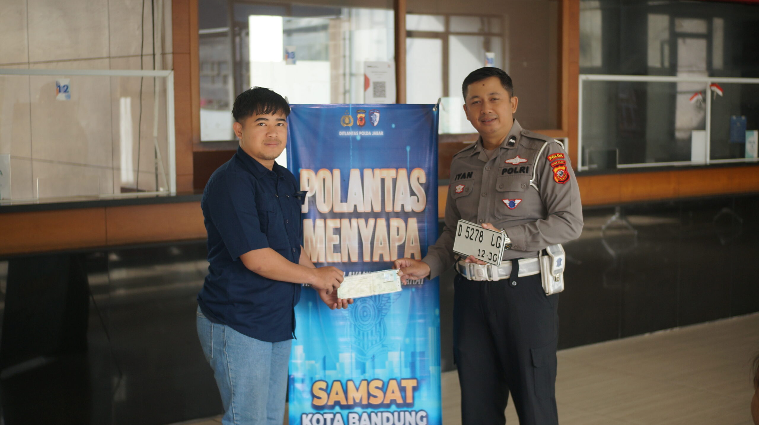 Aipda Iyan Beri Penyuluhan Pentingnya Pajak Kendaraan di Samsat Pajajaran Bandung dsc09177