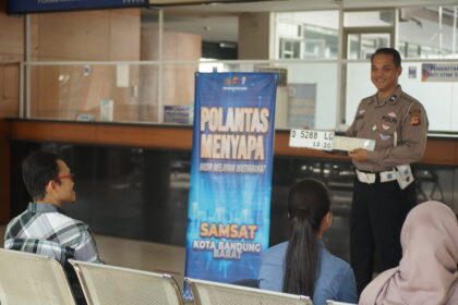 Aipda Makhidz Berikan Pelayanan dan Edukasi Humanis kepada Masyarakat di Samsat Pajajaran Bandung dsc09180