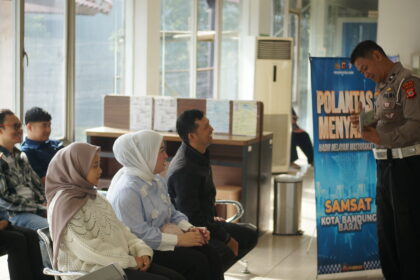 Aipda Egga Beri Penyuluhan Pentingnya Pajak Kendaraan dan Pengesahan Lima Tahunan di Samsat Pajajaran Bandung dsc09185