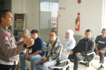 Dalam Kegiatan Polantas Menyapa, Ipda Irvan Dampingi Warga Bandung dalam Layanan Pajak Kendaraan dan Edukasi Keselamatan Berkendara di Samsat Pajajaran dsc09210