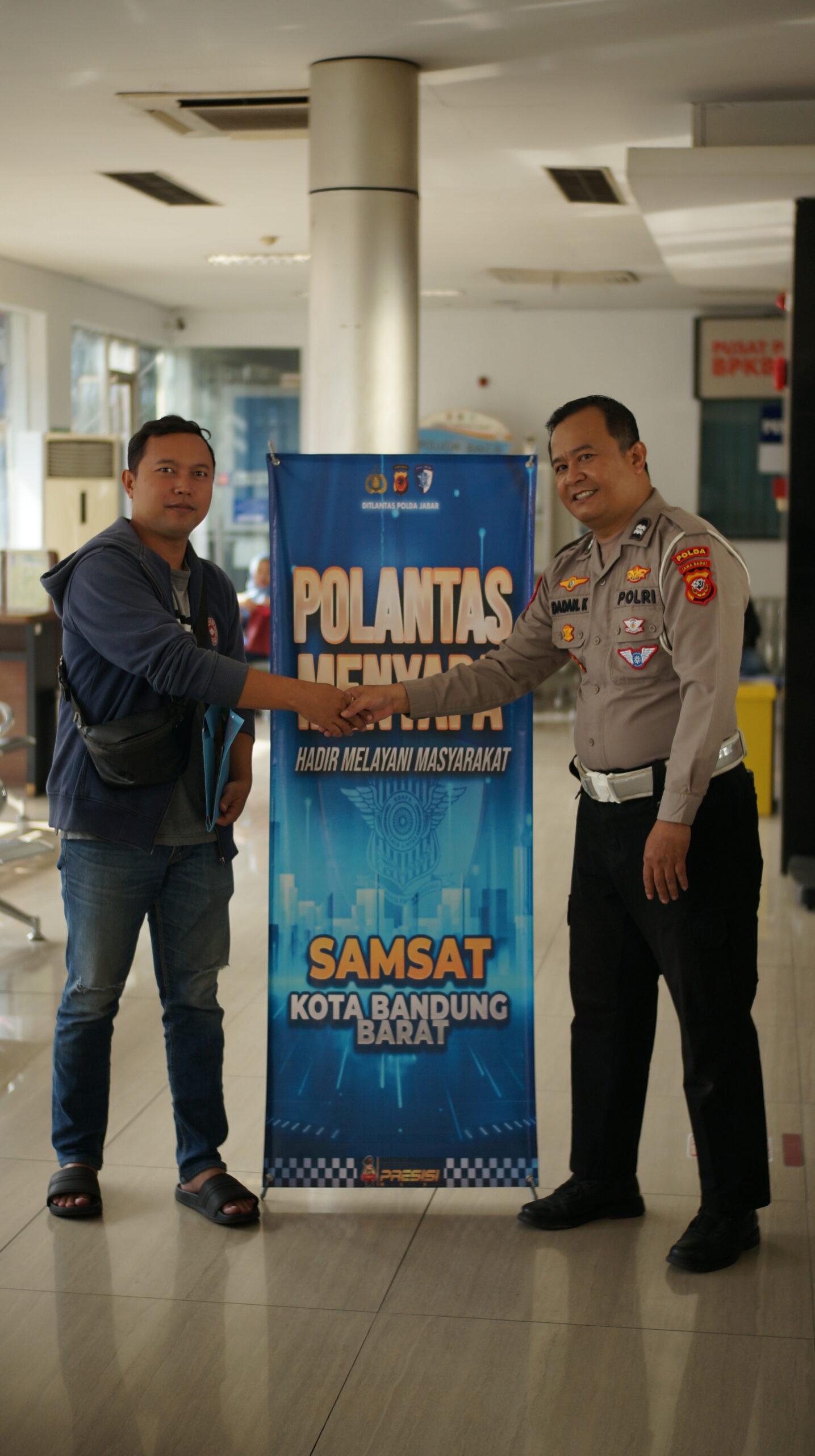 Aiptu Dadan Hadir Mendampingi Warga, Edukasi Tertib Pajak dan Administrasi Kendaraan di Samsat Pajajaran Bandung dsc09300