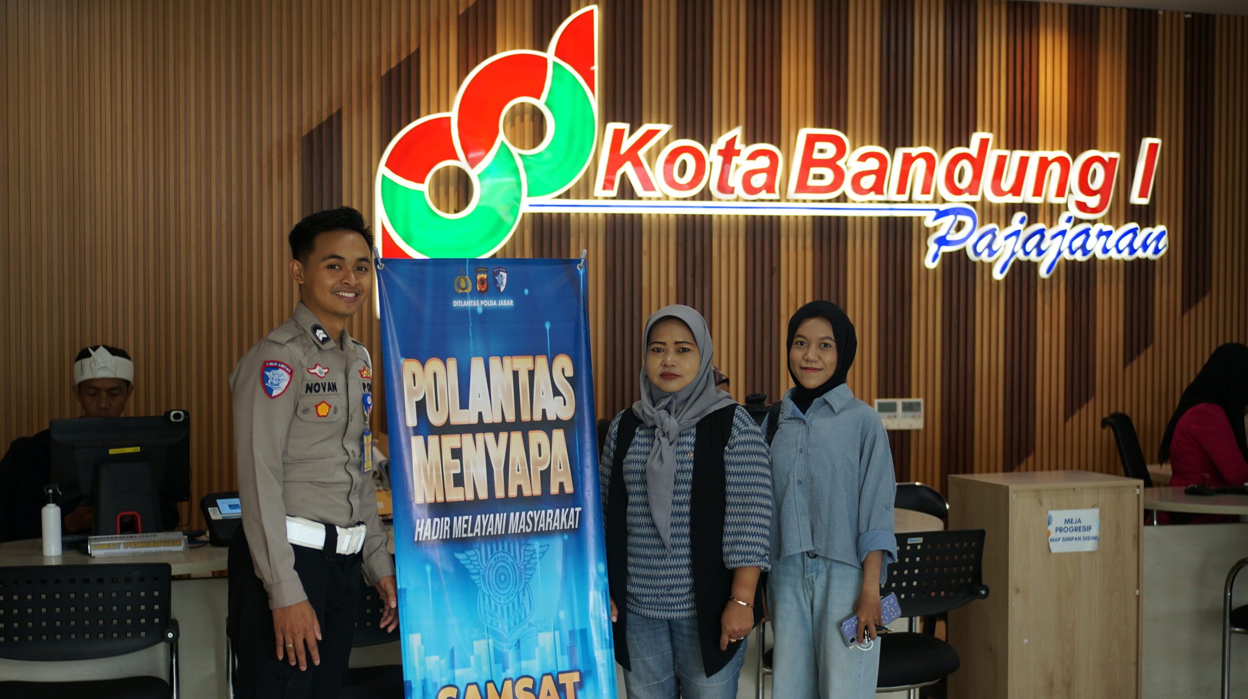 Briptu Novan Berikan Pelayanan dan Edukasi Humanis kepada Masyarakat di Samsat Pajajaran Bandung dsc09308