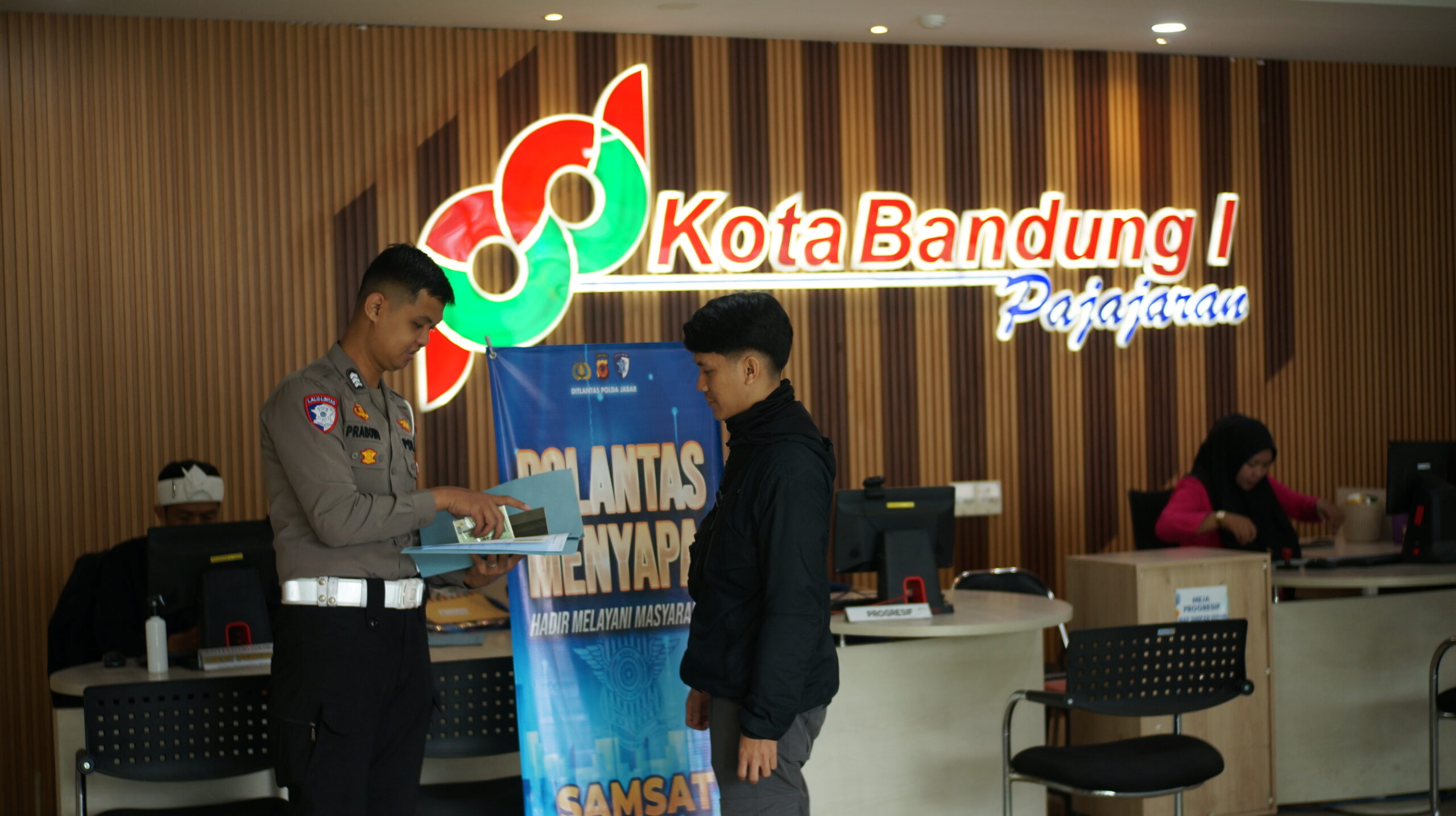 Briptu Agness dan Bapenda Bandung Perkuat Literasi Pajak Kendaraan Lewat Edukasi Langsung di Samsat dsc09318