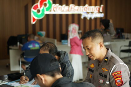 IPDA Irvan Hadir Memberikan Pelayanan dan Edukasi Humanis kepada Masyarakat di Samsat Pajajaran Bandung dsc09336