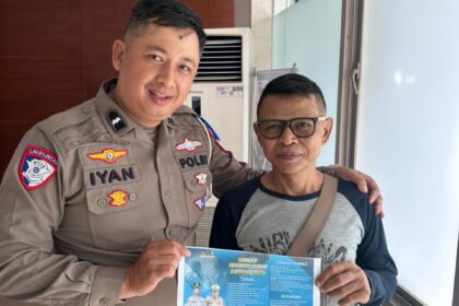 Aipda Iyan Beri Penyuluhan Keselamatan Berkendara Roda 2 & Roda 4 dalam Operasi Zebra Lodaya 2025 whatsapp image 2025 11 24 at 07.45.19