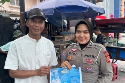 Brigpol Widi Berikan Penyuluhan Keselamatan Berkendara kepada Masyarakat di Depan Samsat Pajajaran Bandung whatsapp image 2025 11 24 at 07.45.21 (1)