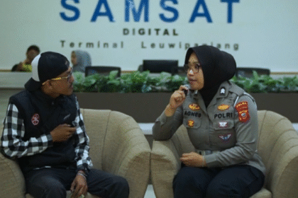 Arif Sulaiman Apresiasi Layanan Digital dan Pendampingan Briptu Agnes di Samsat Leuwi Panjang image