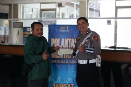 Sentuhan Humanis di Pelayanan Samsat, Aipda Iyan Sapa dan Dengarkan Masyarakat Untuk Perkembangan Samsat Kedepan dsc00083