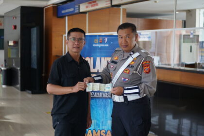 Sentuhan Humanis di Samsat Pajajaran, Aiptu Bambang Hadir Berikan Pelayanan Prima kepada Masyarakat dsc00092