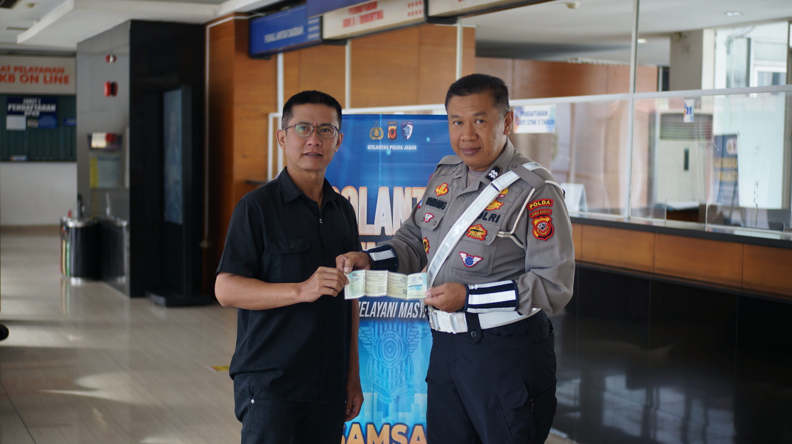 Sentuhan Humanis di Samsat Pajajaran, Aiptu Bambang Hadir Berikan Pelayanan Prima kepada Masyarakat dsc00092