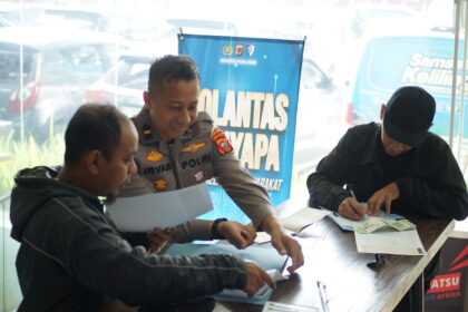 IPDA Irvan Terapkan 3M (Menyapa, Mengedukasi, Melayani) dalam Program Polantas Menyapa di Samsat Pajajaran dsc09329