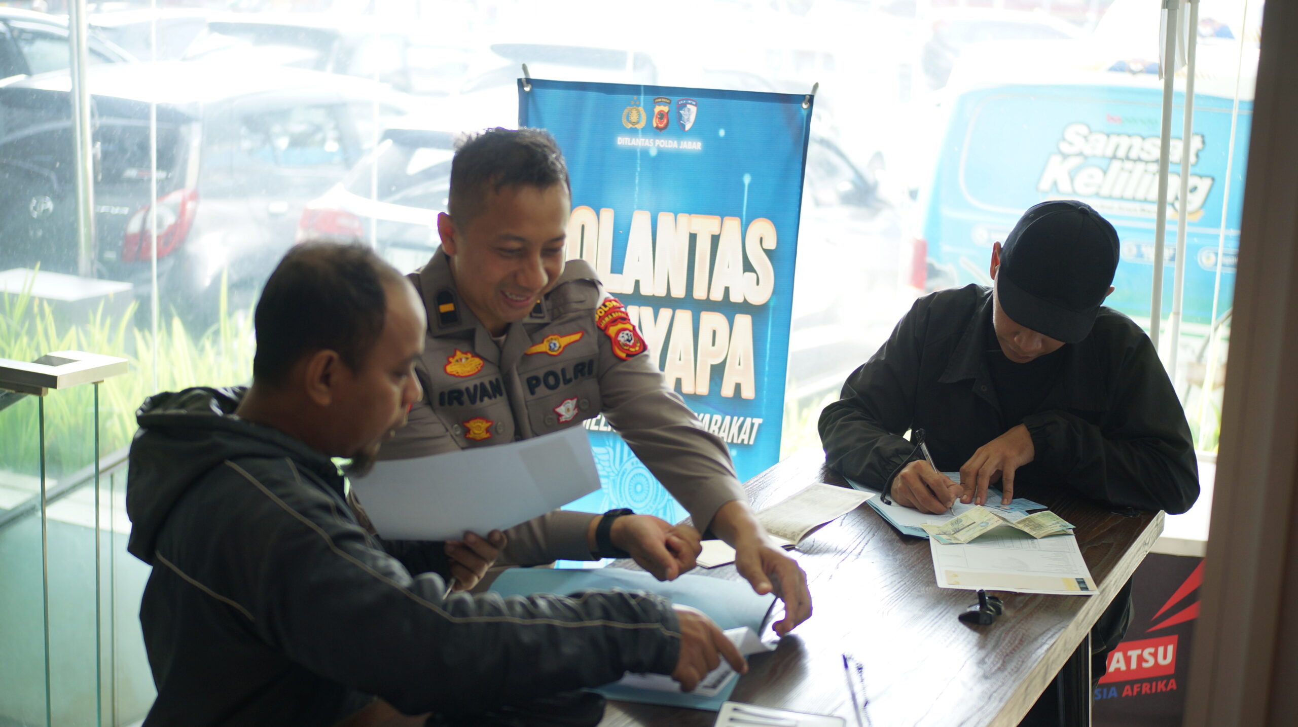 IPDA Irvan Terapkan 3M (Menyapa, Mengedukasi, Melayani) dalam Program Polantas Menyapa di Samsat Pajajaran dsc09329