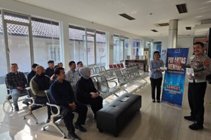 Briptu Rama Perkuat Pelayanan Publik Lewat Program Polantas Menyapa di Samsat Pajajaran Bandung whatsapp image 2026 01 05 at 11.31.25