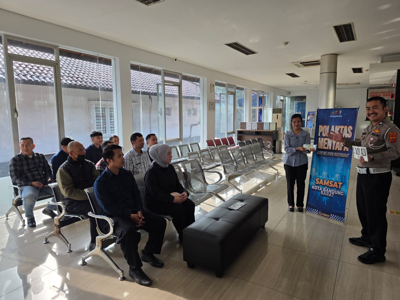 Briptu Rama Perkuat Pelayanan Publik Lewat Program Polantas Menyapa di Samsat Pajajaran Bandung whatsapp image 2026 01 05 at 11.31.25
