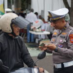 IPDA Irvan Edukasi Pajak Kendaraan kepada Masyarakat Bandung dalam Operasi Pajak Kendaraan Kota Bandung dsc01023