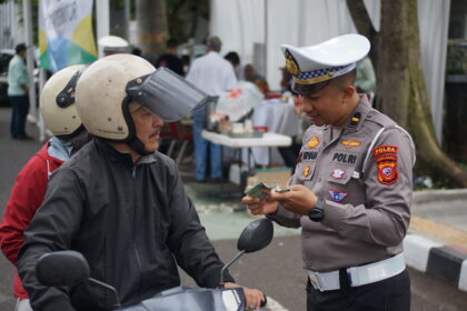 IPDA Irvan Edukasi Pajak Kendaraan kepada Masyarakat Bandung dalam Operasi Pajak Kendaraan Kota Bandung dsc01023