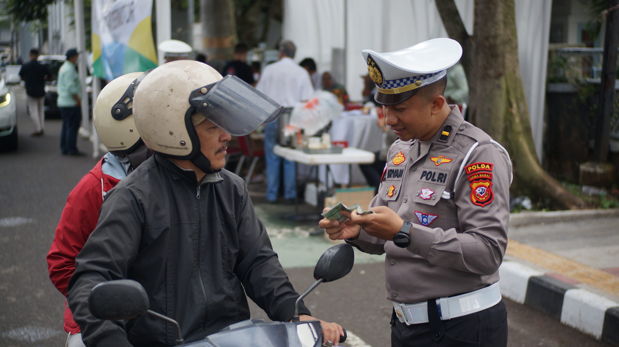 IPDA Irvan Edukasi Pajak Kendaraan kepada Masyarakat Bandung dalam Operasi Pajak Kendaraan Kota Bandung dsc01023