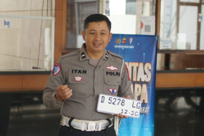 AIPDA Iyan Tunjukkan Kepemimpinan Pelayanan Humanis, Perkuat Semangat Polantas Menyapa di Samsat Pajajaran dsc09174 scaled