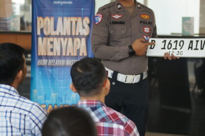 AIPTU Kurniawan Kedepankan Edukasi kepada Masyarakat melalui Polantas Menyapa di Samsat Pajajaran dsc09286