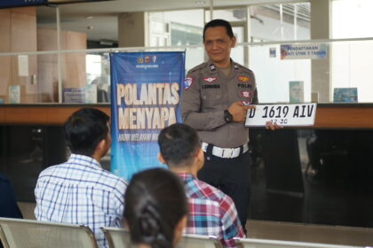 AIPTU Kurniawan Aktif Berikan Edukasi kepada Masyarakat di Samsat Pajajaran melalui Semangat Polantas Menyapa dsc09287