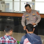 AIPTU Dadan Berikan Arahan Pentingnya Taat Pajak Kendaraan melalui Pendekatan Humanis Polantas Menyapa di Samsat Pajajaran dsc09295