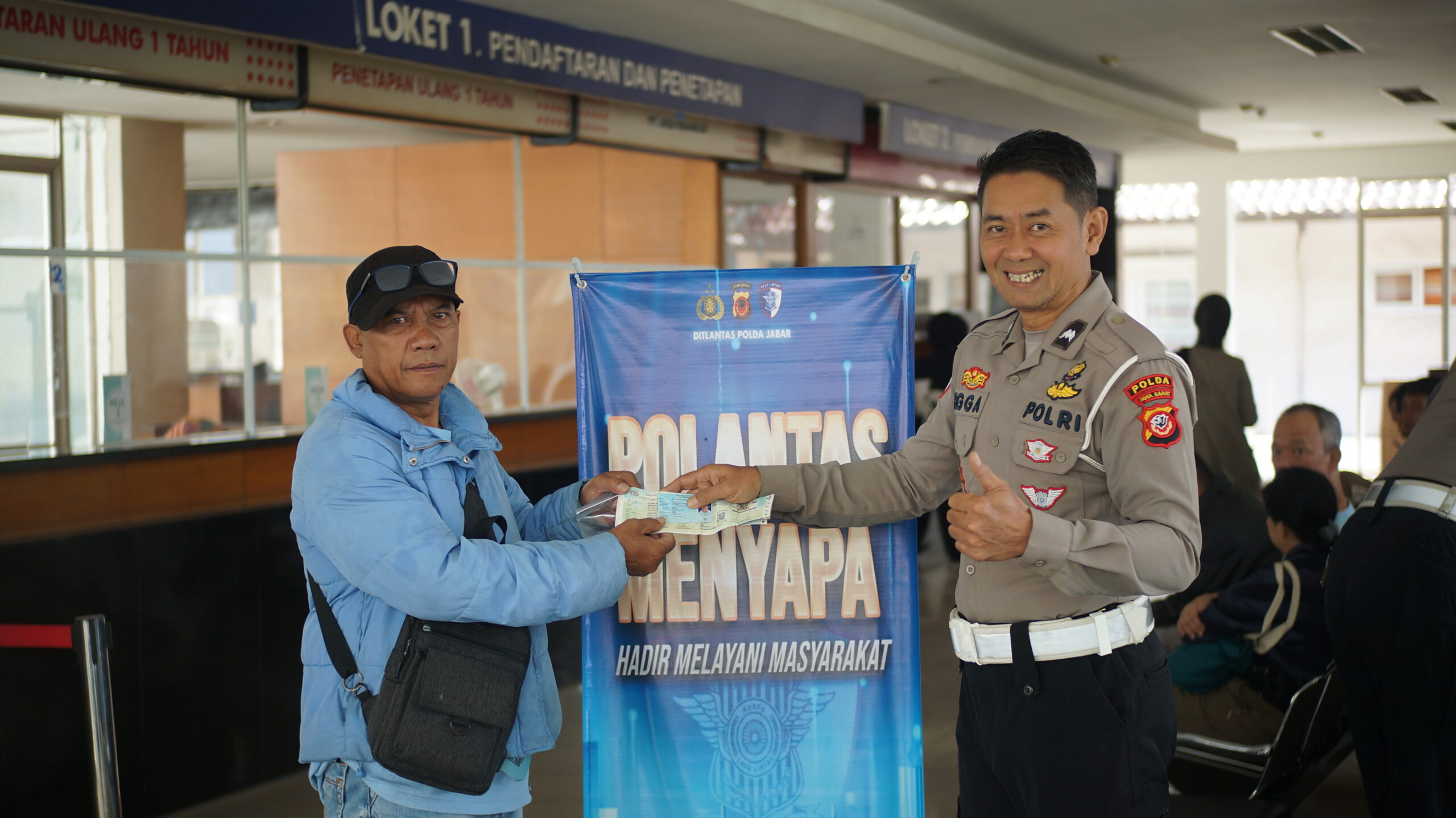 AIPDA Egga Hadirkan Pelayanan Proaktif dan Solutif, Wujud Nyata Semangat Polantas Menyapa di Samsat Pajajaran polantas menyapa pajajaran (27)